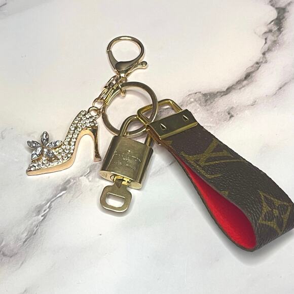 Louis Vuitton Lock & Key #320 w/ Handmade LV Canvas Loop & Shoe Charm Keychain - Picture 4 of 6